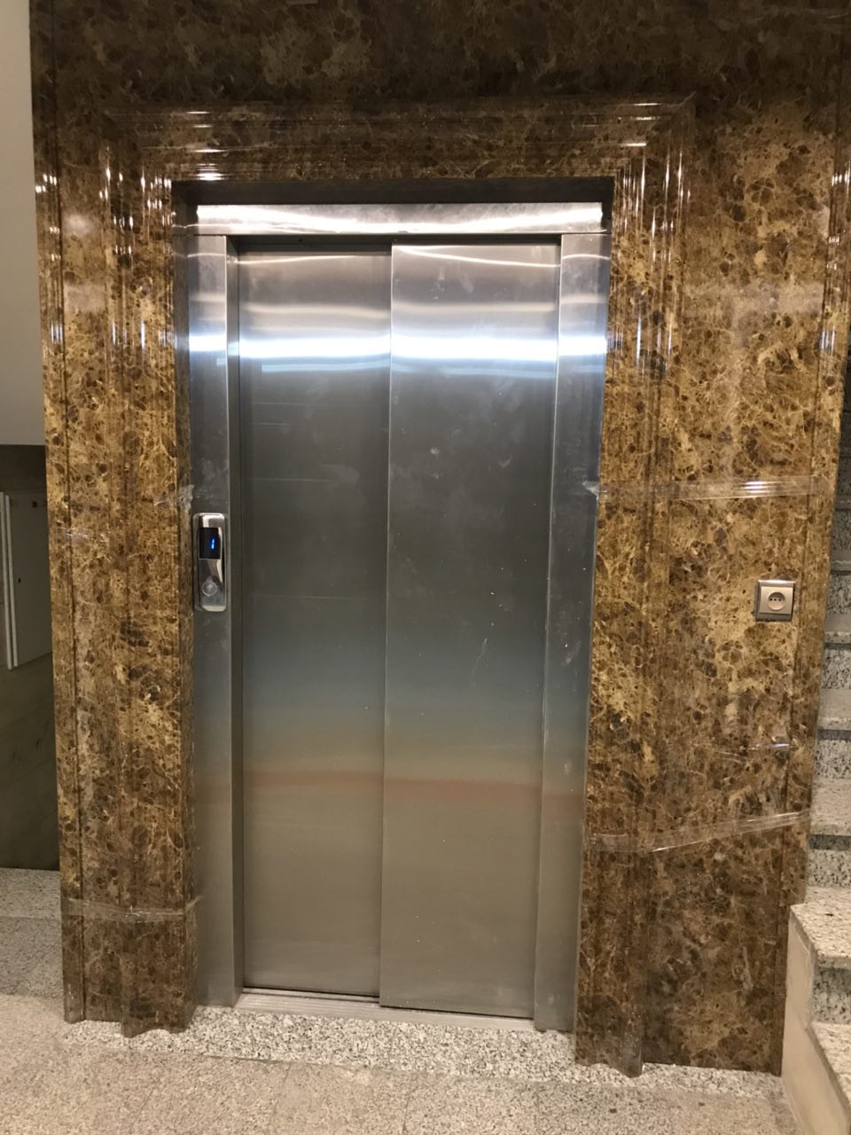 قاب دور درب آسانسور